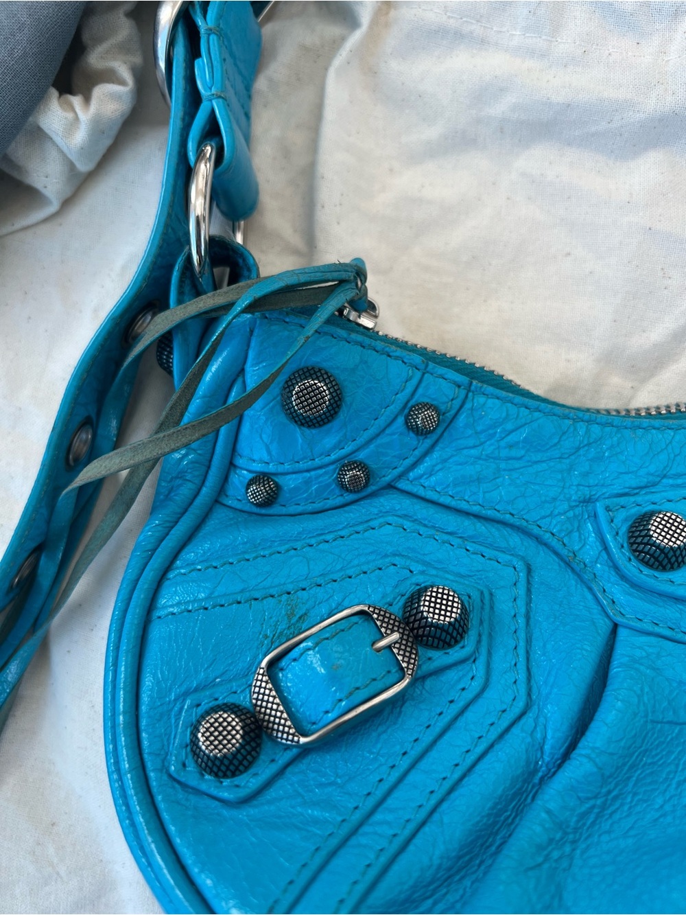 Balenciaga le Cagole XS from the S/S 2022 Collection - Picture 4 of 12